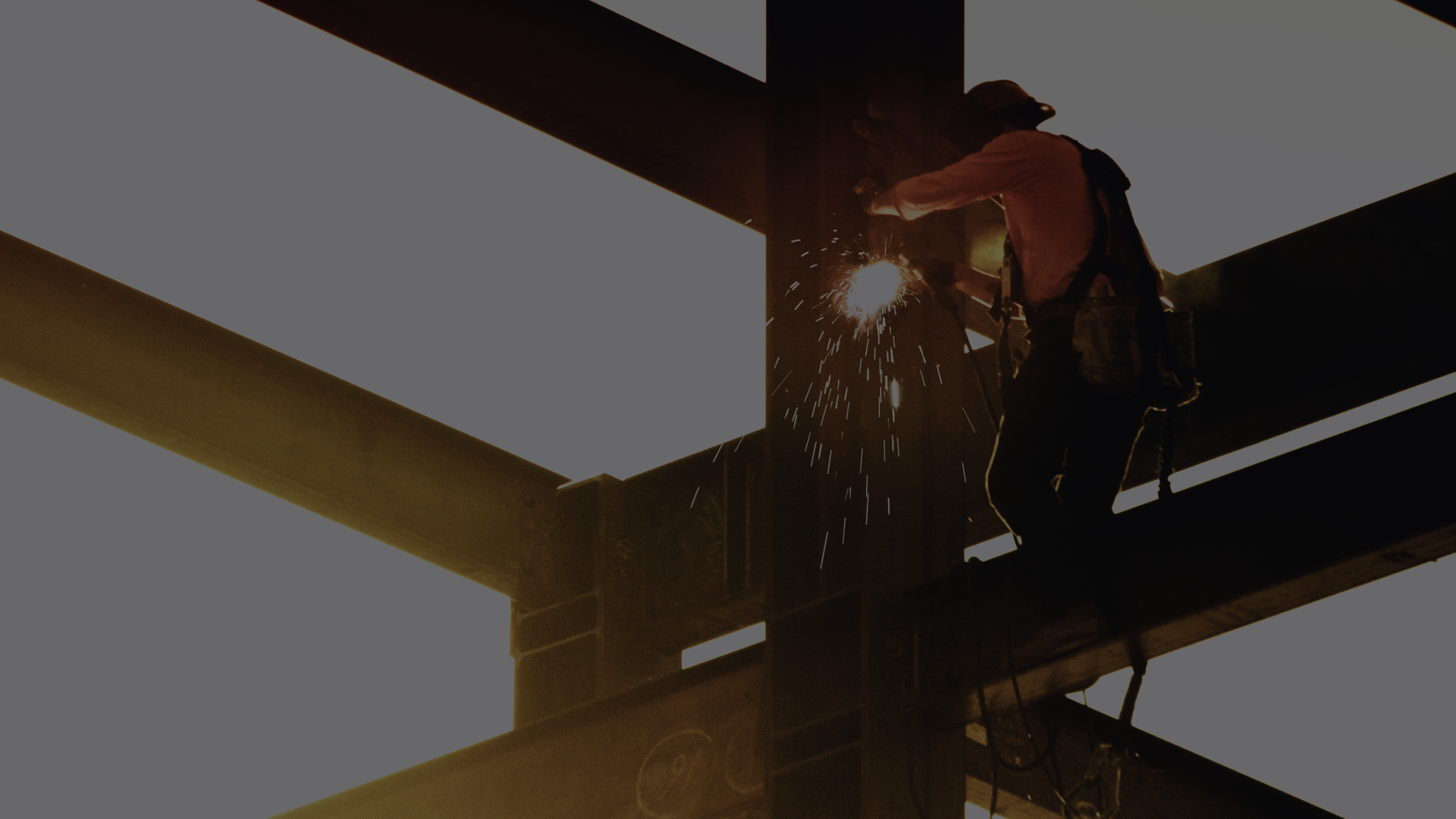 Schweißer bei der Arbeit auf einer Baustelle